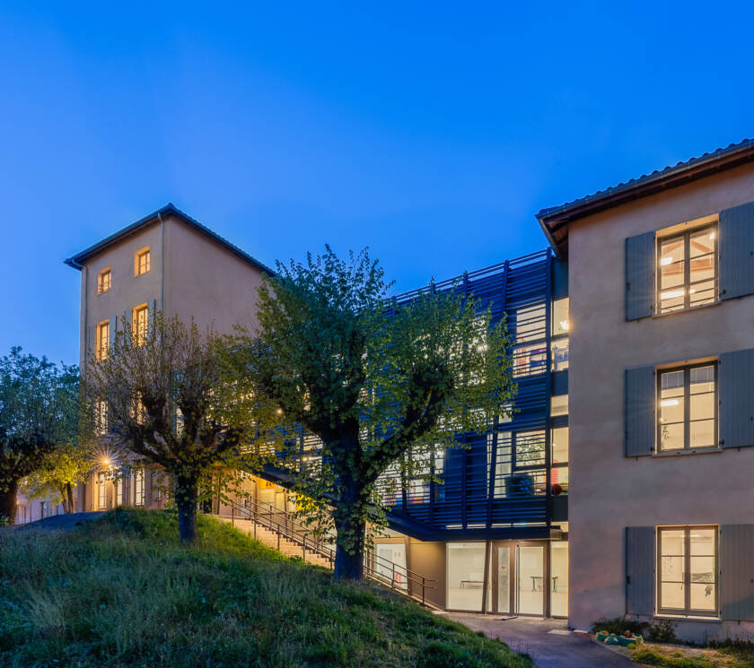 Photographie d'architecture représentant l'extérieur des bâtiments et les espaces verts du groupe scolaire Saint-Joseph à Dardilly (rhône) © Bertrand Perret