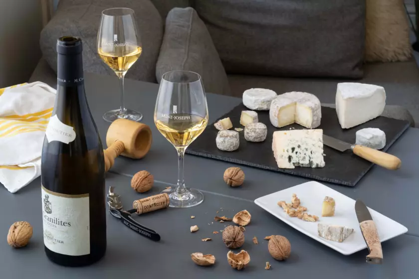 Photographie culinaire d'un accord mets et vin (Saint-Joseph blanc) réalisée pour l'agence rouge granit