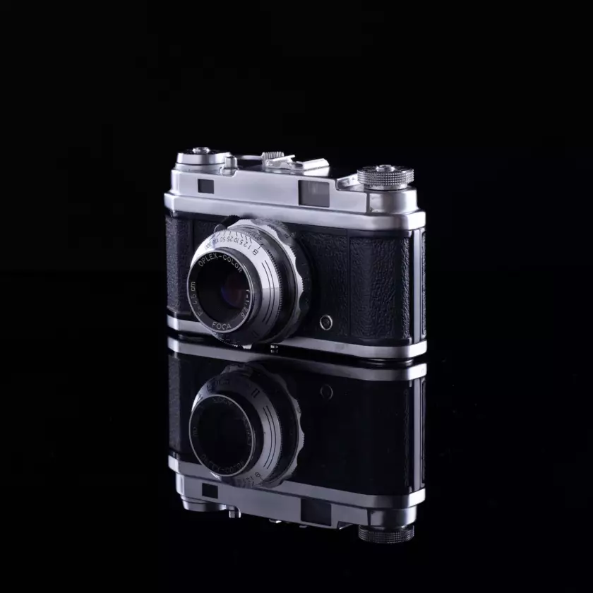 Photographie packshot d'un appareil photo, posé sur un fond réfléchissant noir. © Bertrand Perret Photographe