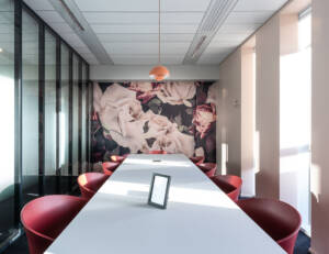 Photographie de décoration d'une salle de réunion des locaux d'Icade à Villeurbanne