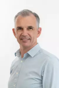 Portrait professionnel d'un homme réalisé par Bertrand Perret photographe en conditions studio avec fond neutre flash et réflécteurs