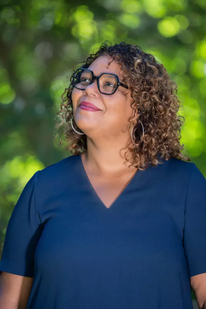 Photographe portraits professionnels pour un profil linkedIn Emilie Namlacamourina BD Resultat 683x1024