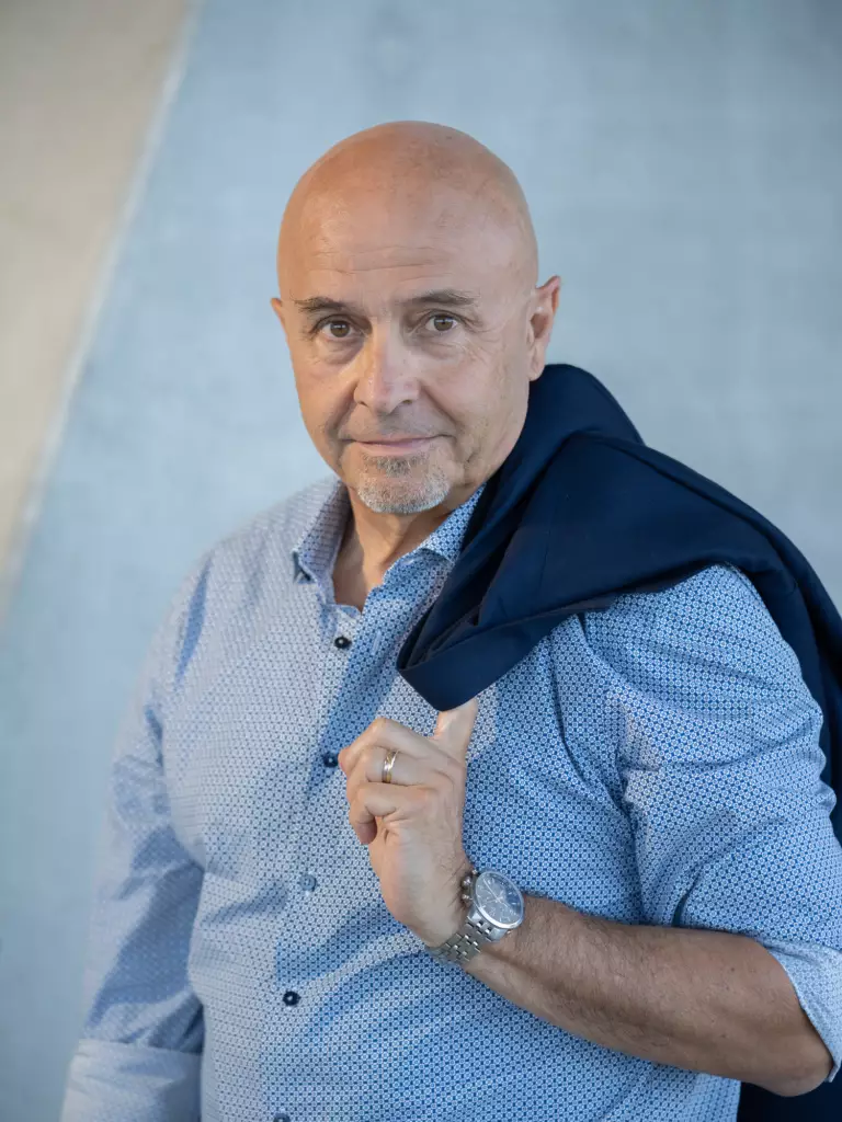 Photographe portraits professionnels pour un book de comédien Eric Tchu BD 150 Resultat 768x1024