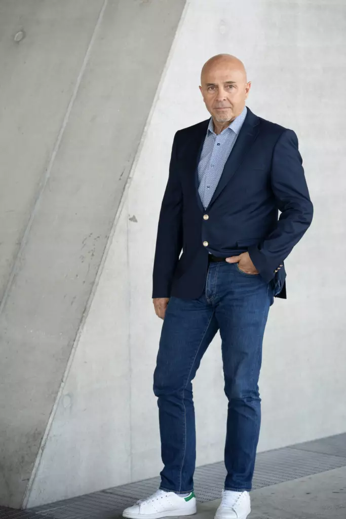 Photographe portraits professionnels pour un book de comédien Eric Tchu BD 168 Resultat 683x1024