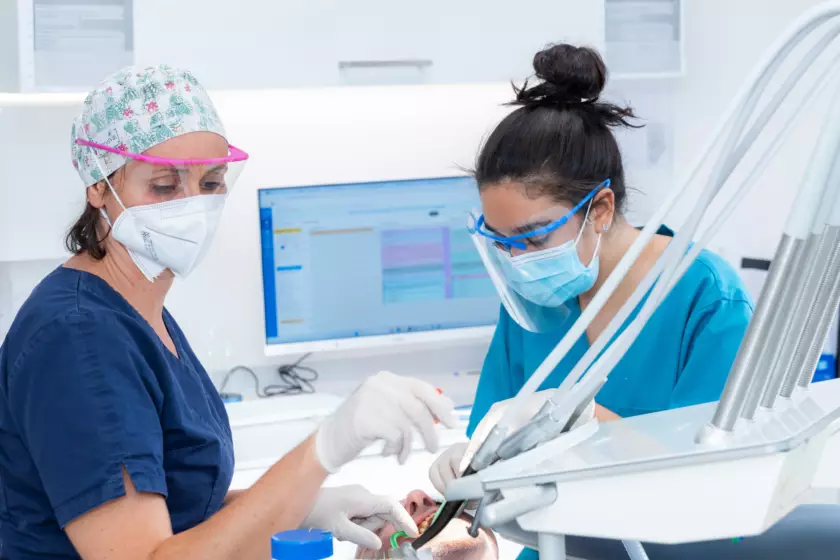 Photographie de reportage réalisée par Bertrand Perret montrant une chirurgienne et son assistante de l'entreprise Labelia intervenant sur un patient.