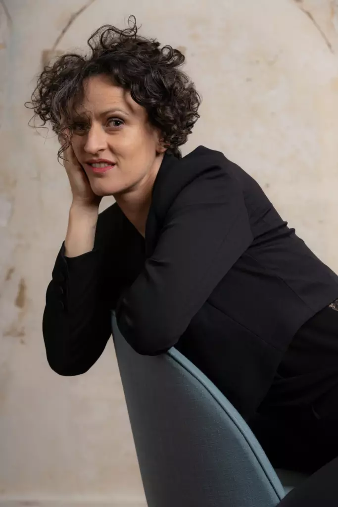 Photographe portraits professionnels pour un book d'artiste Margot Kauss BD 8744 Resultat 683x1024