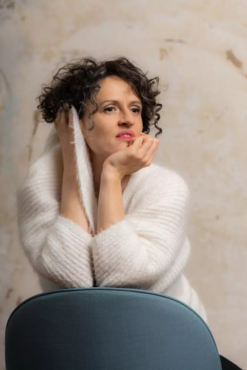 Portrait professionnel d'une comédienne réalisé par Bertrand Perret pour un book photo