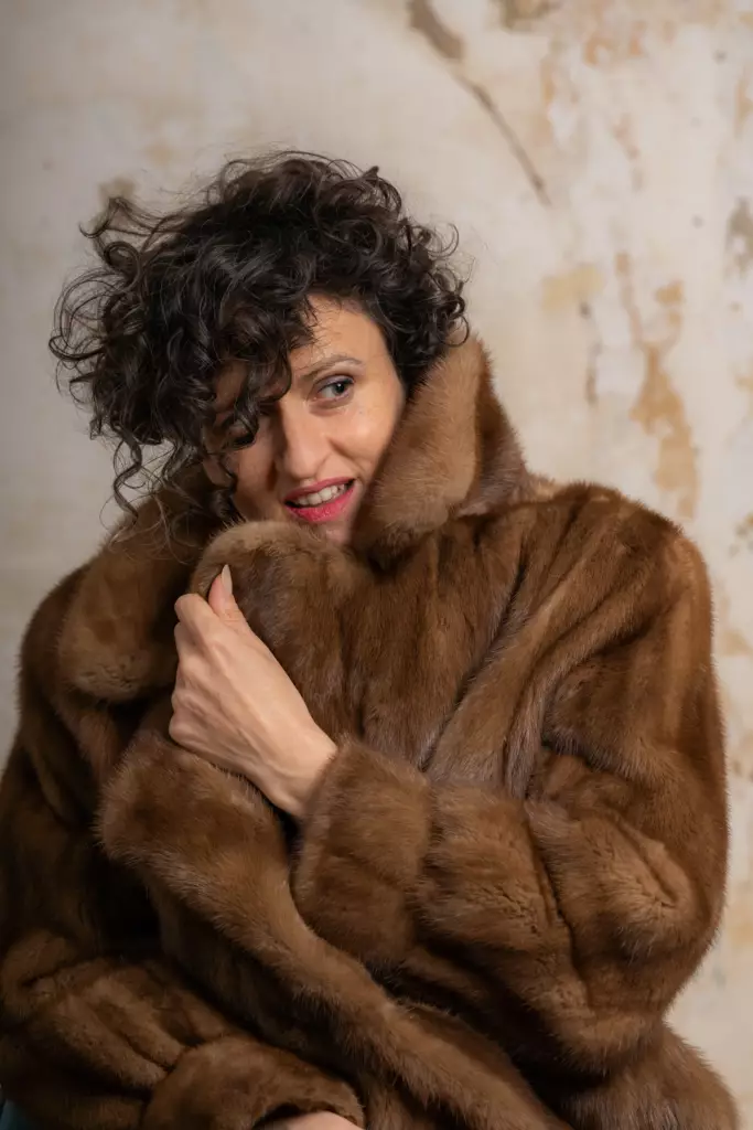 Photographe portraits professionnels pour un book d'artiste Margot Kauss BD 8806 Resultat 683x1024