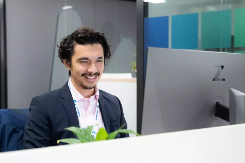 Photographie de reportage réalisée par Bertrand Perret montrant un salarié de l'entreprise Materi'act en train de travailler sur son ordinateur.