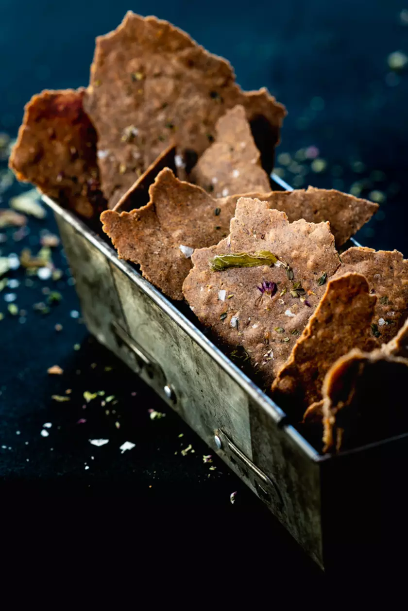 Photographie de Crackers aux fleurs, réalisée en studio pour La Pensée Sauvage dans la Drôme. © Bertrand Perret Photographe