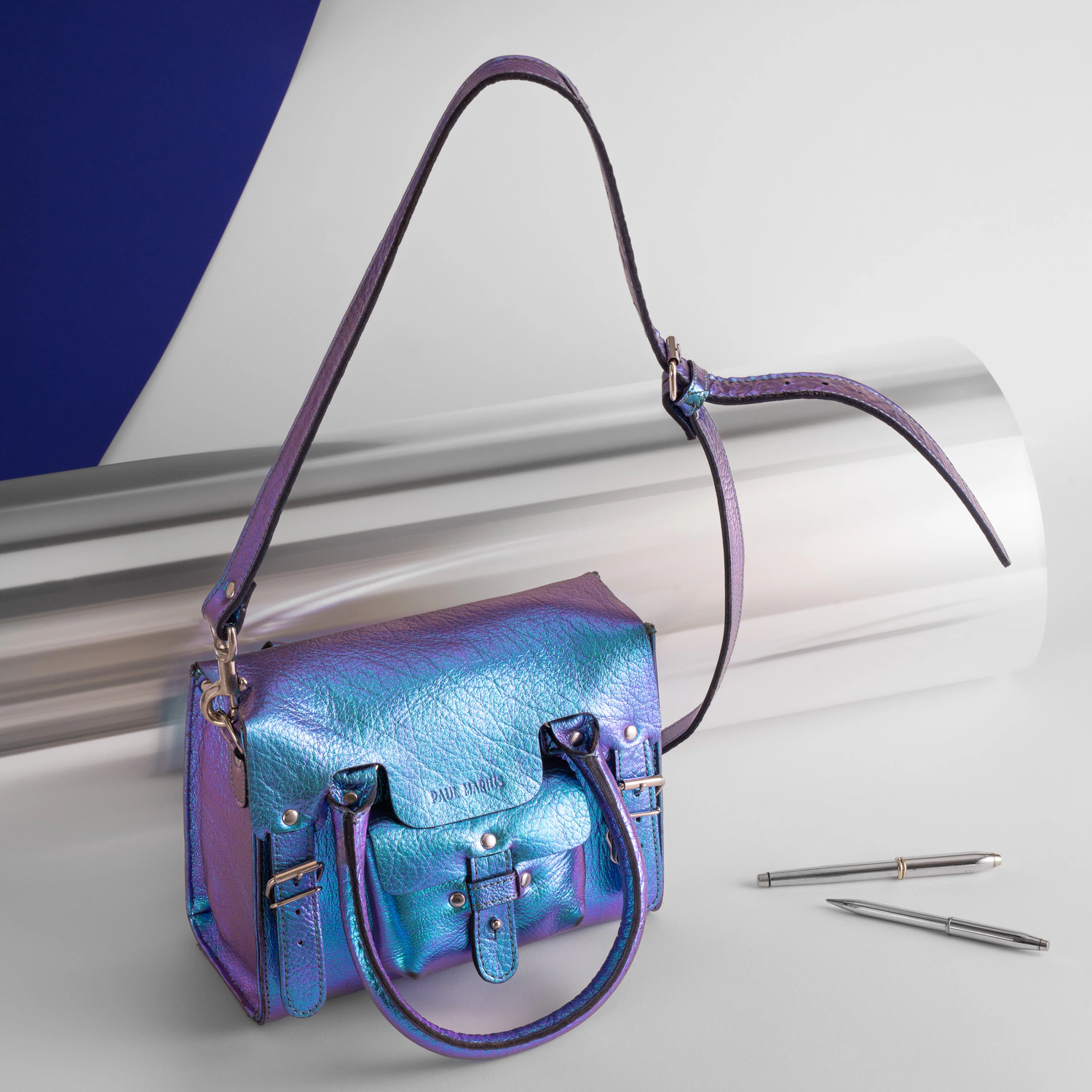 Photographe professionnel – Entreprises, marques, publicité Photographie studio et mise en scène d'un sac Paul Marius. © Bertrand Perret Photographe