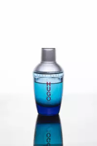 Photographie studio d'un flacon de parfum Hugo Boss sur un plateau réfléchissant. © Bertrand Perret Photographe