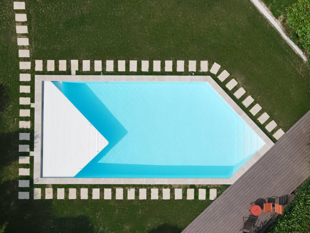 Photographie aérienne réalisée avec un drone pour mettre en valeur une villa et sa piscine pour l'entreprise DEL