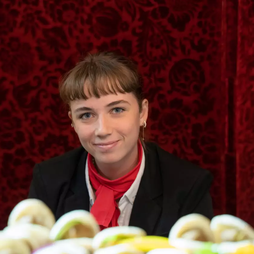 Photographie de reportage réalisée par Bertrand Perret montrant une salariée de l'entreprise Prestal en train de dresser un buffet.