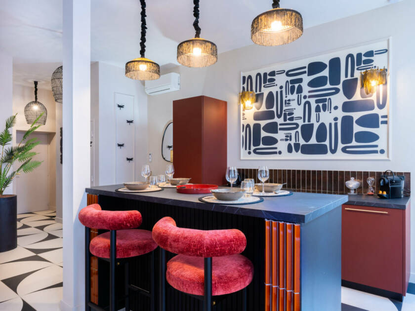 Photographie d'architecture intérieure et décoration pour un meublé en location saisonnière conçu, réalisé et loué par Host Inn (Lyon). Bar et cuisine
