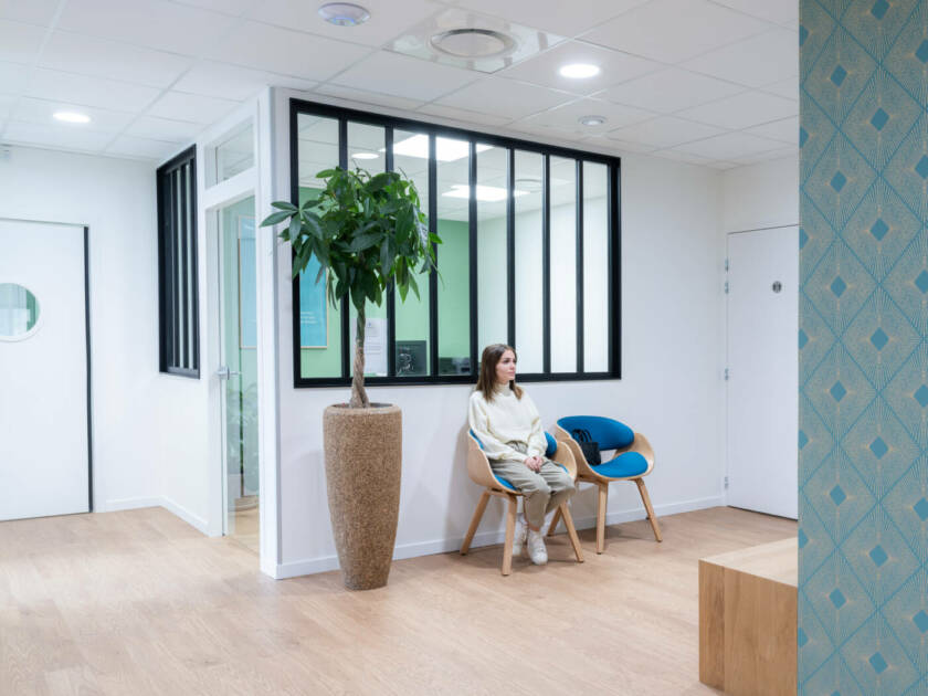Photographie d'architecture intérieure et d'agencement pour mettre en valeur les cliniques Labelia de la métropole de Lyon (Rhône). Salle d'attente