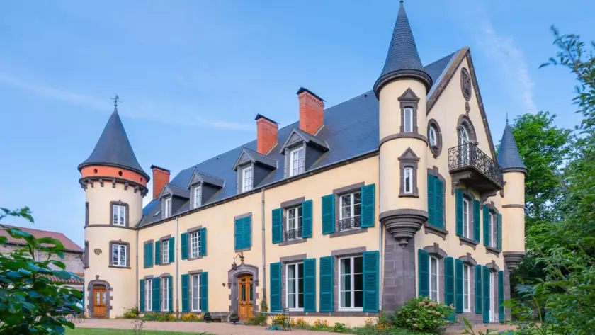 Photographie d'architecture dans un château rénové en Auvergne (la façade du château)