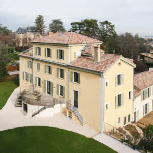 Photographie aérienne réalisée par drone d'une maison bourgeoise (àSaint-Genis Laval, dans les environs de Lyon)