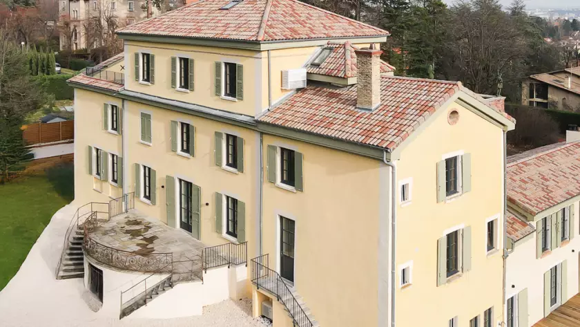 Vues aériennes d'une propriété de prestiqe dans les environs de Lyon