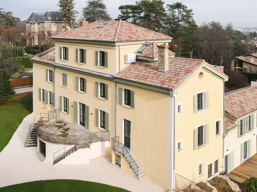 Vues aériennes d'une propriété de prestiqe dans les environs de Lyon