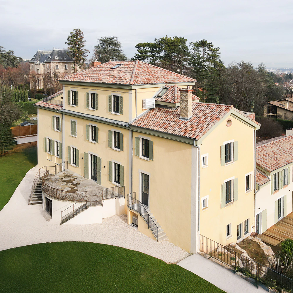 Vues aériennes d'une propriété de prestiqe dans les environs de Lyon