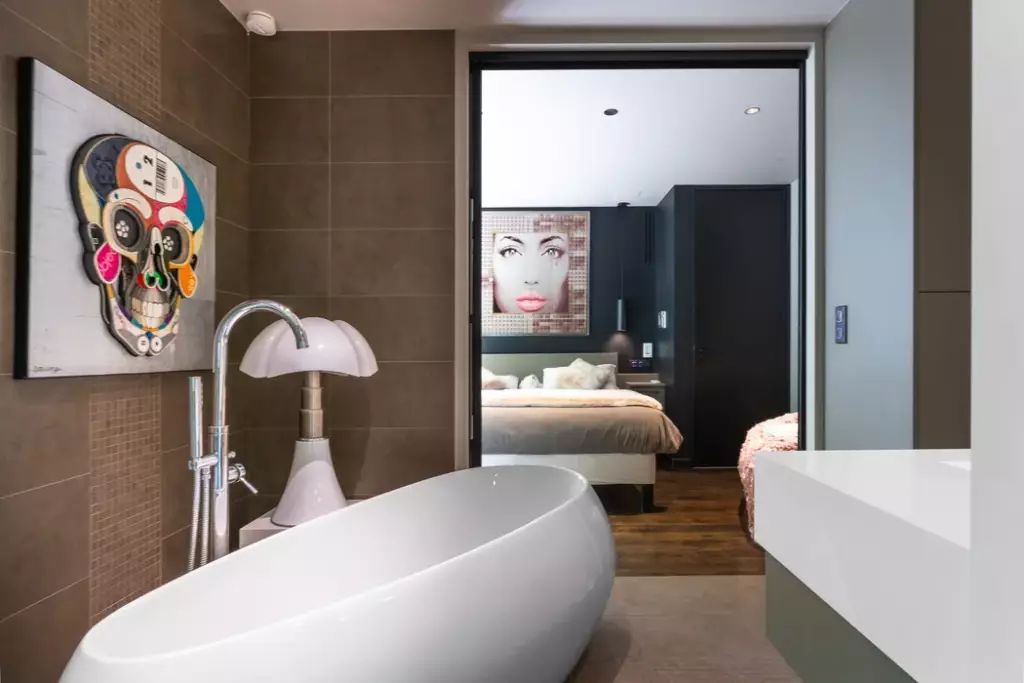 Villa de prestige dans les Monts d'Or : reportage photo pour Engel & Völkers Photographie de la suite parentale d'une Villa de luxe à Charbonnière les bains pour l'agence Engel & Völkers