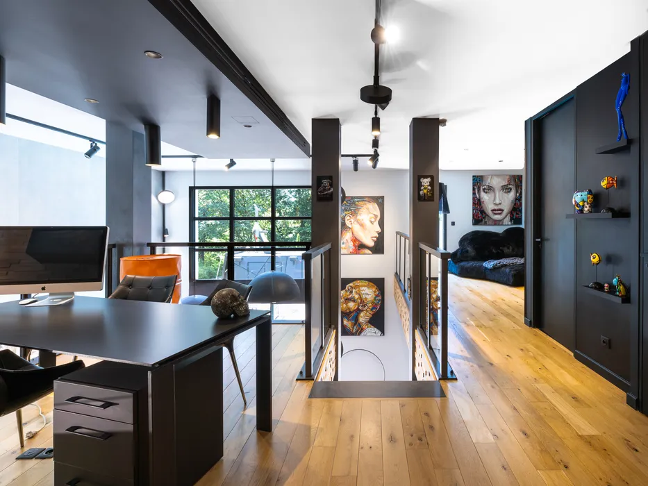 Villa de prestige dans les Monts d'Or : reportage photo pour Engel & Völkers Photographie de la mezzanine d'une Villa de luxe à Charbonnière les bains pour l'agence Engel & Völkers