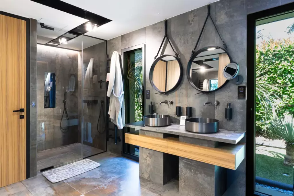 Villa de prestige dans les Monts d'Or : reportage photo pour Engel & Völkers Photographie de la salle de bain d'une Villa de luxe à Charbonnière les bains pour l'agence Engel & Völkers