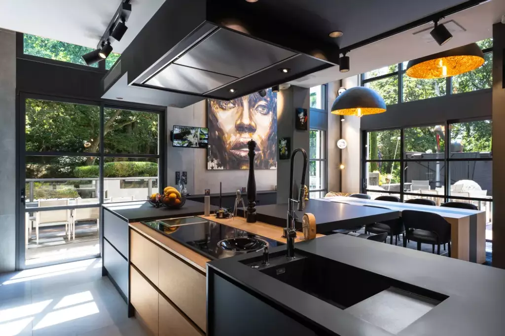 Villa de prestige dans les Monts d'Or : reportage photo pour Engel & Völkers Photographie de la cuisine d'une Villa de luxe à Charbonnière les bains pour l'agence Engel & Völkers