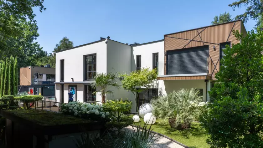 Photographie de la façade d'une Villa de luxe à Charbonnière les bains pour l'agence Engel & Völkers