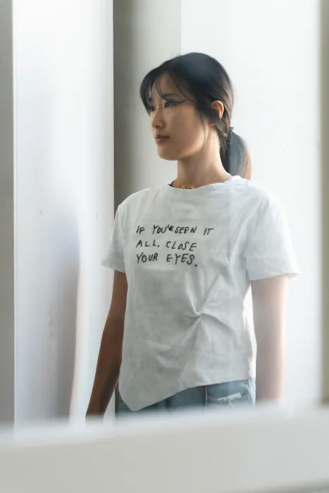 Photographie d'une jeune femme asiatique en lumière naturelle dans un environnement existant (des espaces de bureaux vitrés)
