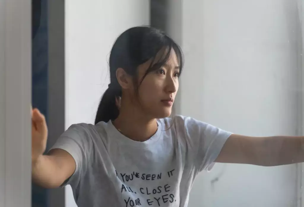 Photographie d'une jeune femme asiatique en lumière naturelle dans un environnement existant (des espaces de bureaux vitrés)