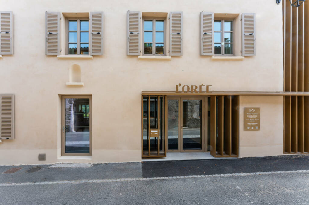 Photographie d'architecture - Vue de la façade sur rue du musée L'Orée de fil en liens à Cervières